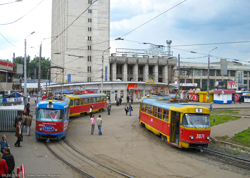 Tatra-T3SU #3094-3095 и #3071-3072 6-го маршрута на конечной станции "Южный вокзал"
