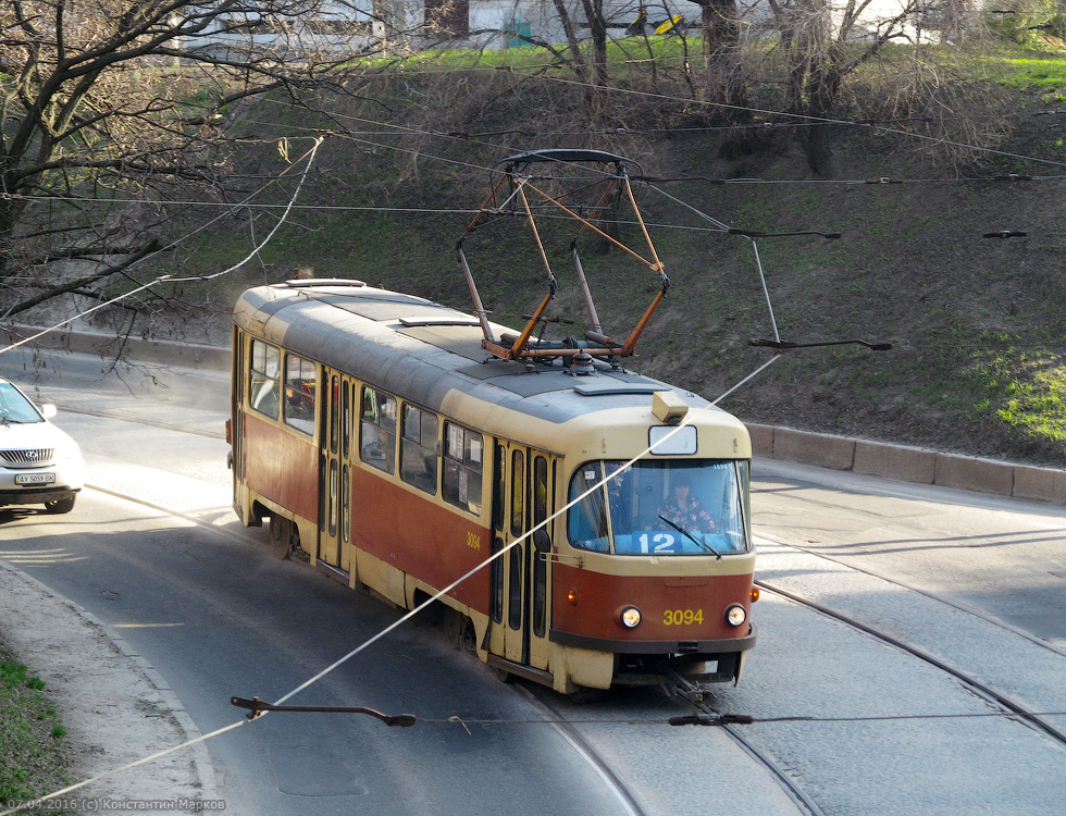 Tatra-T3SU #3094 12-го маршрута поворачивает с проспекта Правды на Клочковский спуск