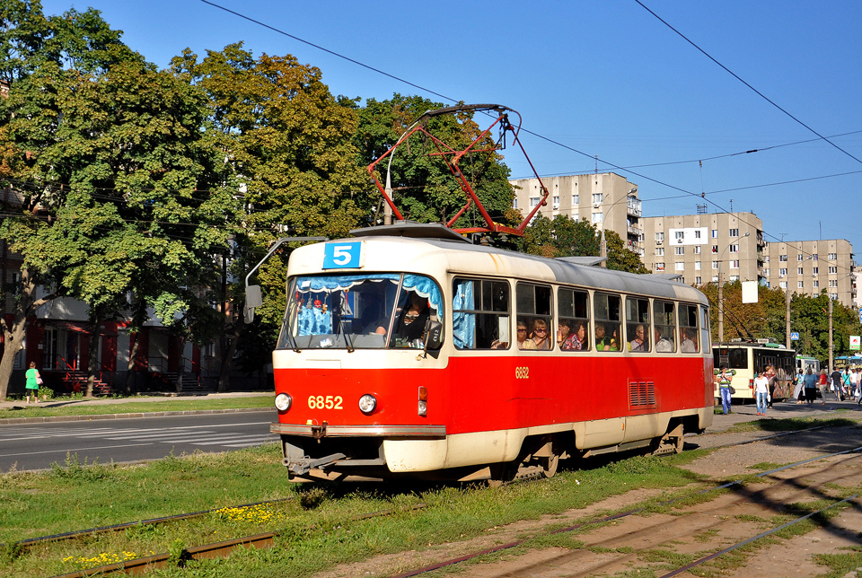 Tatra-T3 #6852 5-го маршрута на проспекте Героев Сталинграда в районе Зернового переулка