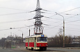 Tatra-T3SU #7011 5-го маршрута на улице Морозова следует по путепроводу через ж/д станцию "Качановка"