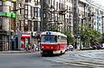 Tatra-T3SU #7011 5-го маршрута поворачивает с площади Розы Люксембург на площадь Конституции