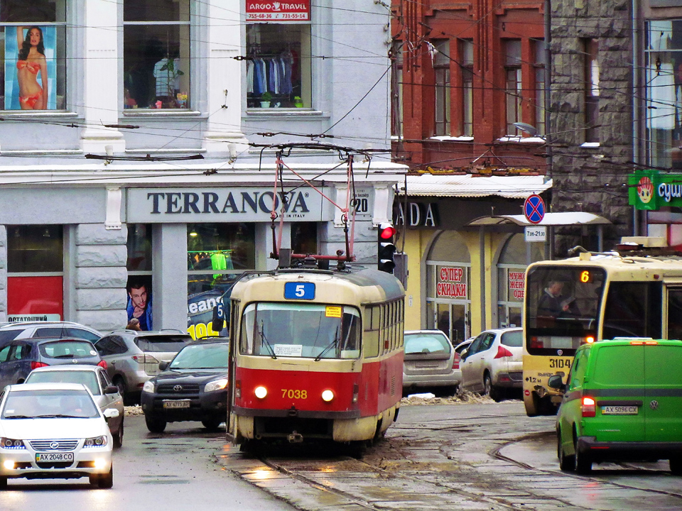 Tatra-T3SUCS #7038 5-го маршрута поворачивает с площади Розы Люксембург на площадь Конституции