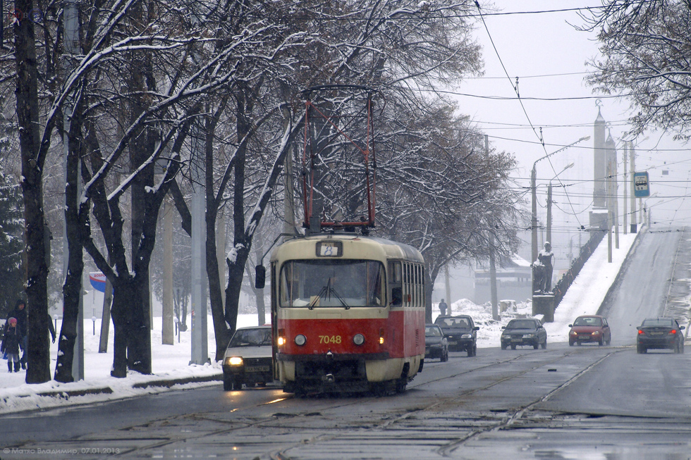 Tatra-T3SUCS #7048 8-го маршрута на улице Плехановской перед перекрестком с улицей Полевой