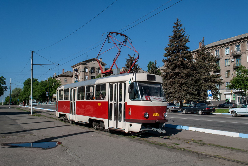 Tatra-T3SUCS #7088 1-го маршрута в Дружковке на улице Ленина двигается через центральную площадь города