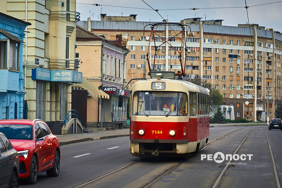 Tatra-T3SUCS #7144 5-го маршрута на проспекте Героев Харькова в районе улицы Военной