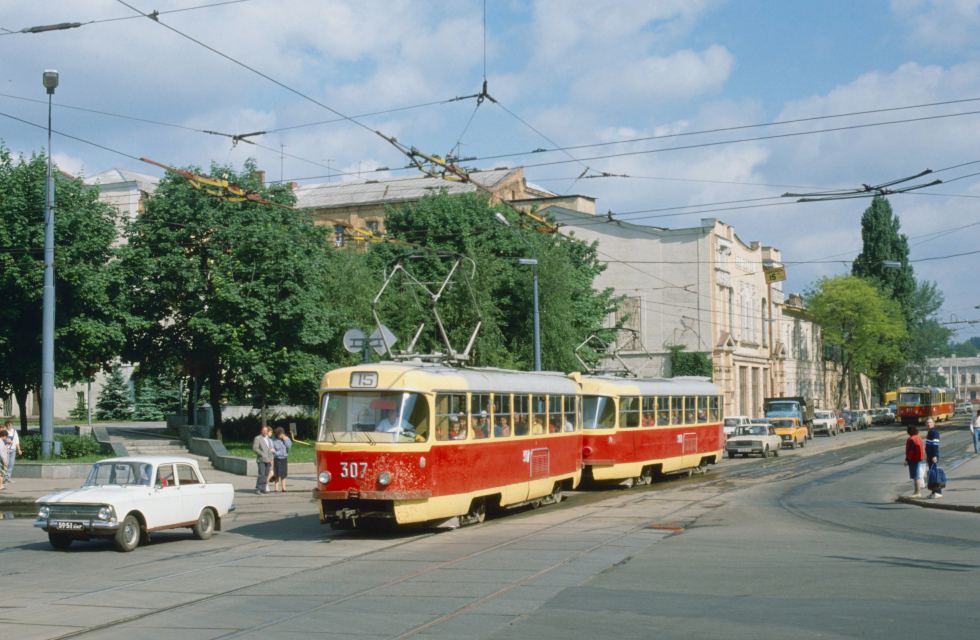 Tatra-T3SU #307-308 15-го маршруту на перетині вулиці Клочківської та узвозу Халтуріна