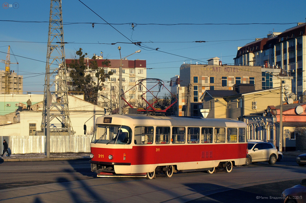 Tatra-T3SUCS #311 поворачивает с Московского проспекта на площадь Восстания