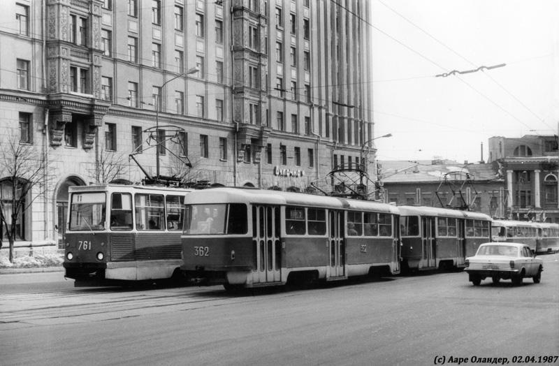 Tatra-T3SU #361-362 7-го маршрута и КТМ-5М3 #761-766 11-го маршрута на площади Советской Украины (ныне - Конституции)
