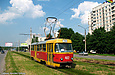Tatra-T3SU #402 20-го маршрута на проспекте Победы подъезжает к остановке "Школьная"