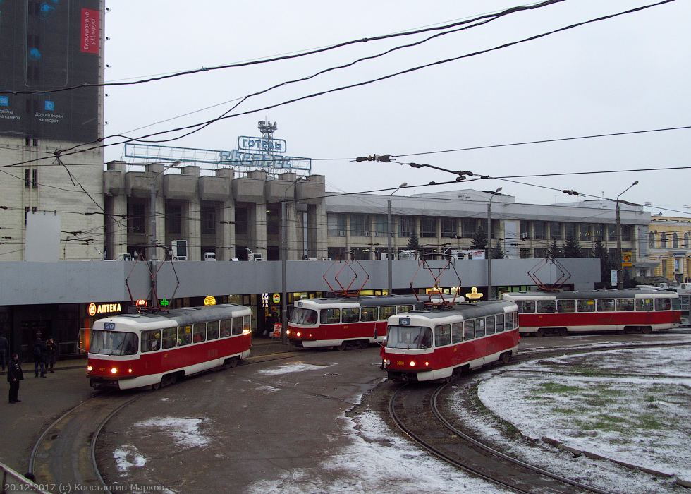 Tatra-T3SUCS #407 20-го маршрута, T3-ВПСт #3015 12-го маршрута, Tatra-T3SUCS #3066 6-го маршрута и Tatra-T3SUCS #416 1-го маршрута на РК "Южный Вокзал"