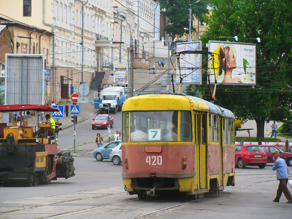 Tatra-T3SU #420 7-го маршрута на Бурсацком спуске перед выездом на Клочковскую улицу