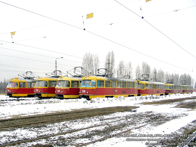 Вагоны Tatra-T3SU #598-599, #641-642, #774, #652-690 и #693-694 в открытом парке Салтовского трамвайного депо