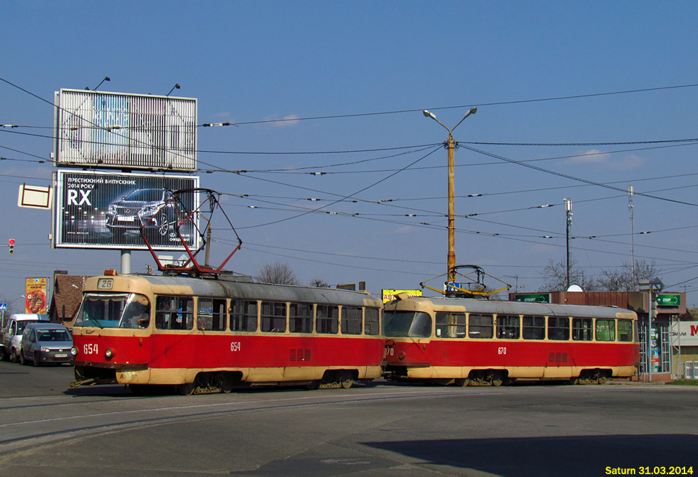 Tatra-T3SU #654-670 26-го маршрута поворачивает с пробивки улицы Героев Труда на улицу Ковпака