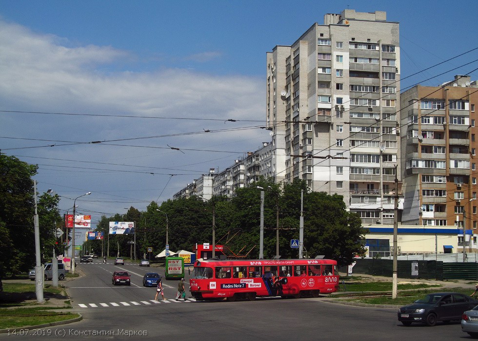 Tatra-T3SUCS #702 маршрута 16-А на улице Героев Труда на перекрестке с улицей Гвардейцев Широнинцев