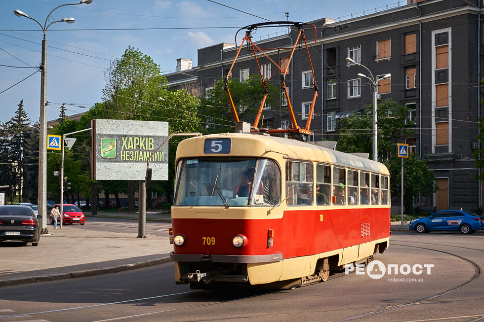 Tatra-T3SUCS #709 5-го маршрута поворачивает с улицы Георгия Тарасенко на улицу Молочную