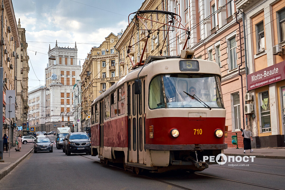 Tatra-T3SU #710 5-го маршрута на проспекте Героев Харькова в районе переулка Короленко
