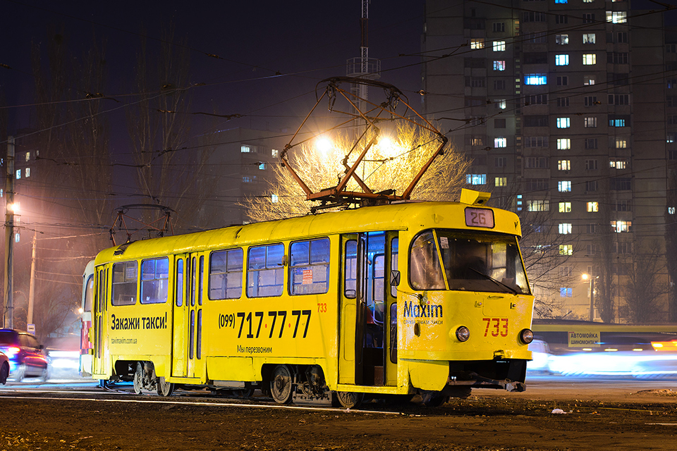Tatra-T3SU #733-684 26-го маршрута на перекрестке проспекта Тракторостроителей и улицы Героев Труда