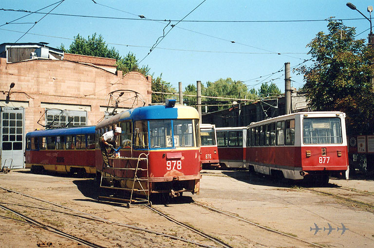Tatra-T3SU #979-978 на предрекламной покраске и КТМ-5M3 #877 перед производственным корпусом Ленинского трамвайного депо