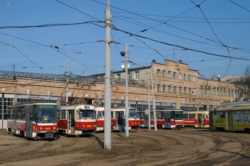 Tatra-T6A5 #4532, Tatra-T3SUCS #3062 и другие вагоны на веере производственного цеха бывшего Коминтерновского трамвайного депо