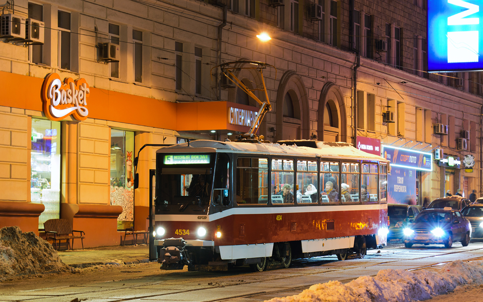 Tatra-T6A5 #4534 5-го маршрута на Московском проспекте на остановке "Переулок Короленко"