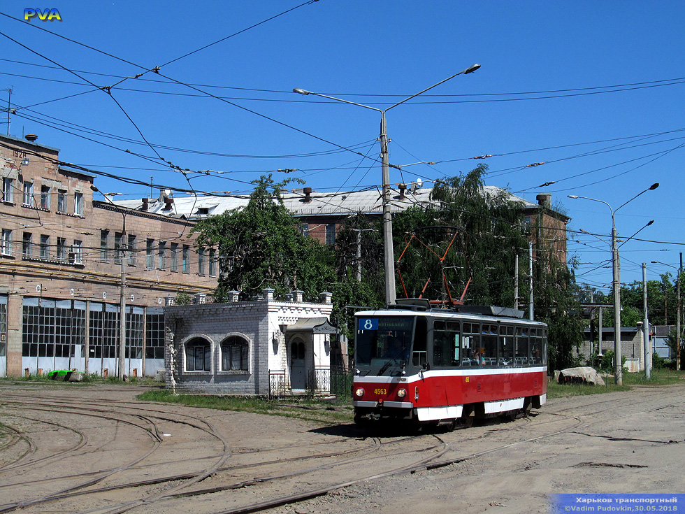 Tatra-T6A5 #4563 8-го маршрута на улице Смольной возле вагоноремонтного завода