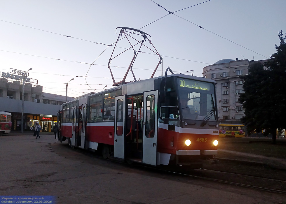Tatra-T6A5 #4563 30-го маршрута перед отправлением от конечной "Вокзал "Харьков-Пассажирский"