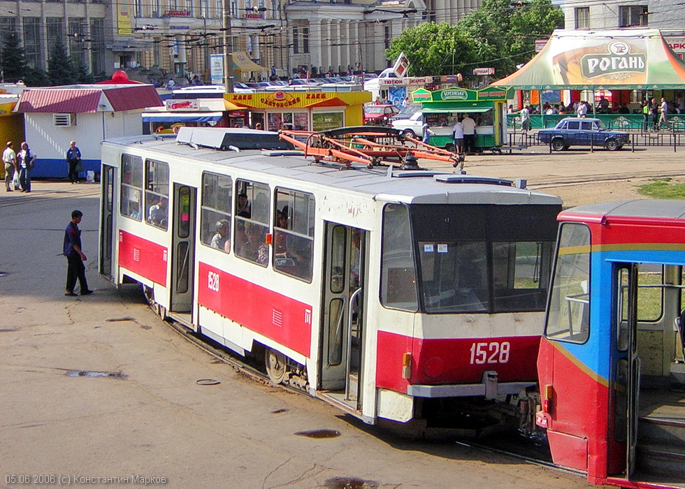 Tatra-T6B5 #1528 в составе СМЕ 1527-1528 6-го маршрута на конечной станции "Южный вокзал"