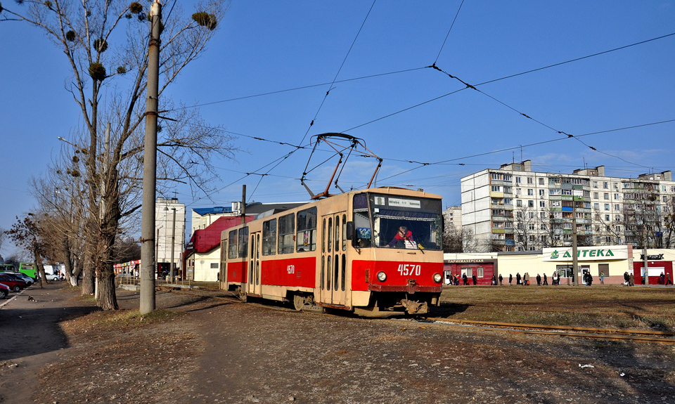 Tatra-T6B5 #4570 8-го маршрута на конечной станции "602-й микрорайон"