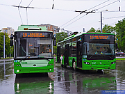 Богдан-Т70117 #2606 и ЛАЗ-Е183А1 #2107 19-го маршрута на конечной "Микрорайон 602"
