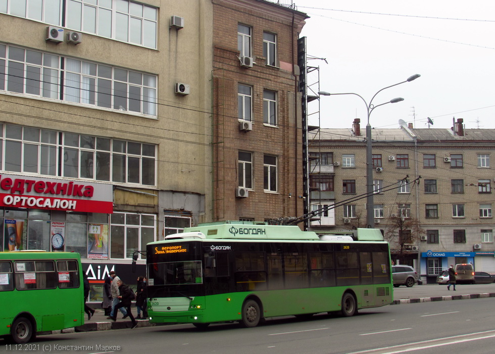 Богдан-Т70117 #2620 5-го маршрута на улице Вернадского возле перекрестка с проспектом Гагарина