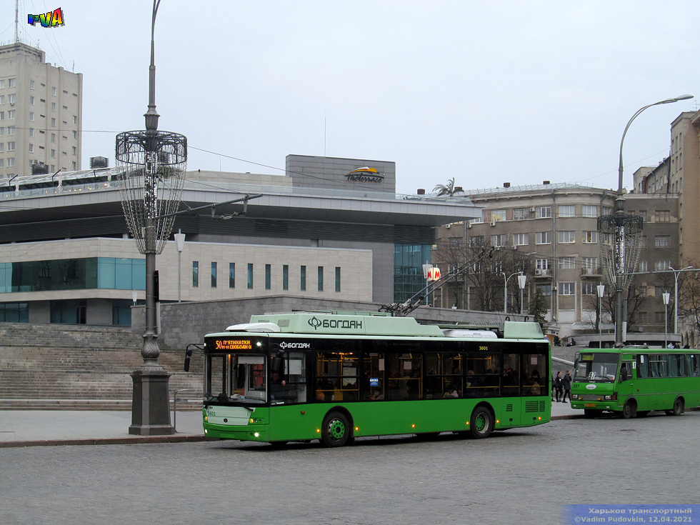 Богдан-Т70117 #3601 50-го маршрута на площади Свободы перед отправлением от конечной "Станция метро "Госпром"