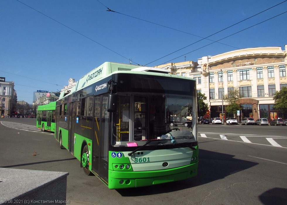 Богдан-Т70117 #3601 50-го маршрута на площади Конституции