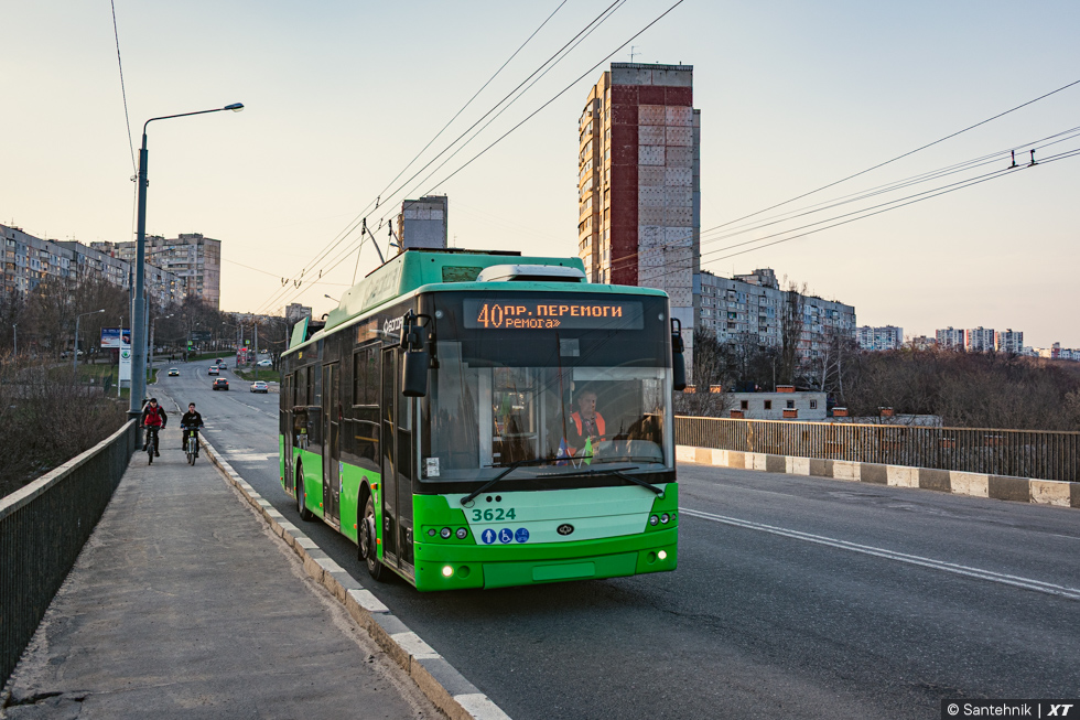 Богдан-Т70117 #3624 40-го маршрута на улице Ахсарова следует по Алексеевскому мосту