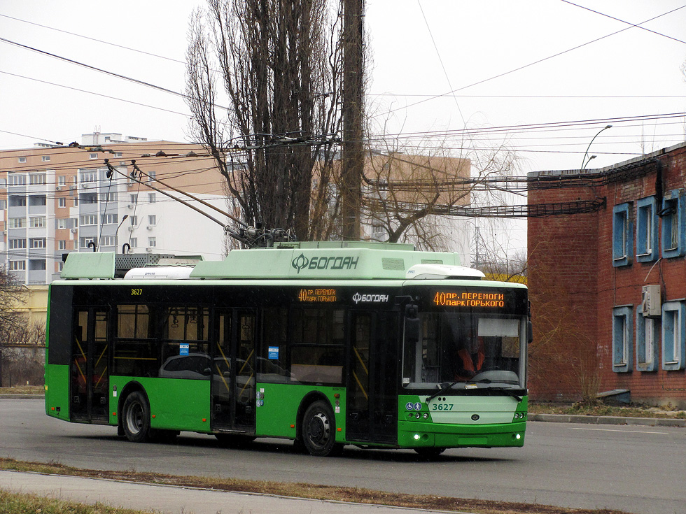 Богдан-Т70117 #3627 40-го маршрута на проспекте Победы разворачивается на одноименной конечной