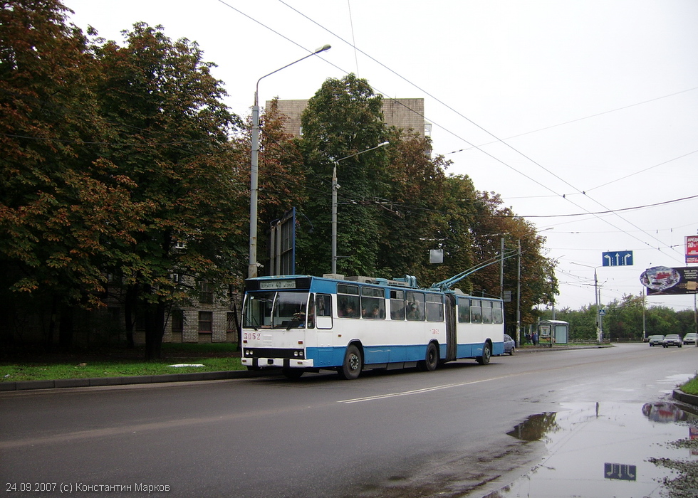 DAC-217E #3052 40-го маршрута на улице Деревянко возле перекрестка с проспектом Ленина и улицей Ахсарова