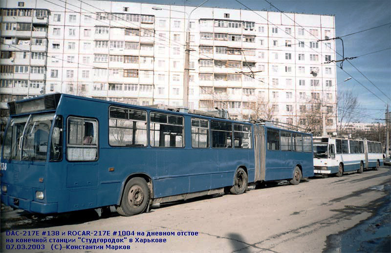 DAC-217E #138 и ROCAR-E217 #1004 38-го маршрута во время дневного отстоя на конечной станции "Студгородок"