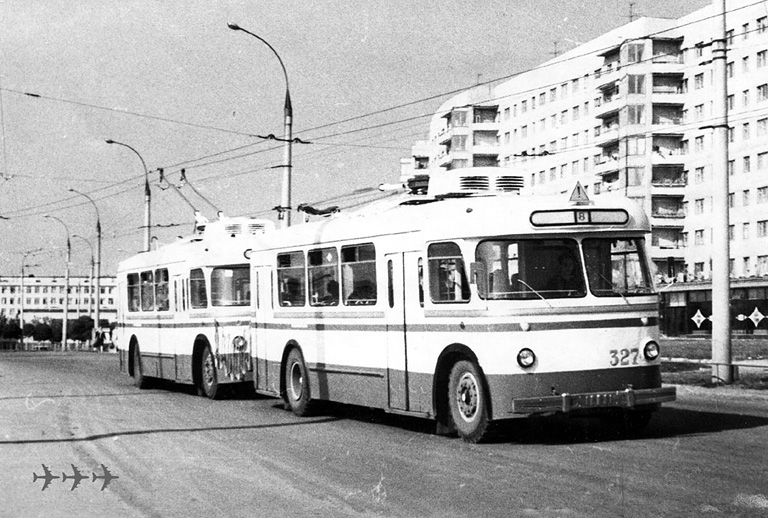 Поезд из троллейбусов Киев-2 #327-328 на проспекте Ленина в районе пересечения с улицей 23-го Августа следует по 8-му маршруту в сторону центра