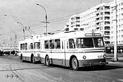 Поезд из троллейбусов Киев-2 #327-328 на проспекте Ленина в районе пересечения с улицей 23-го Августа следует по 8-му маршруту в сторону центра