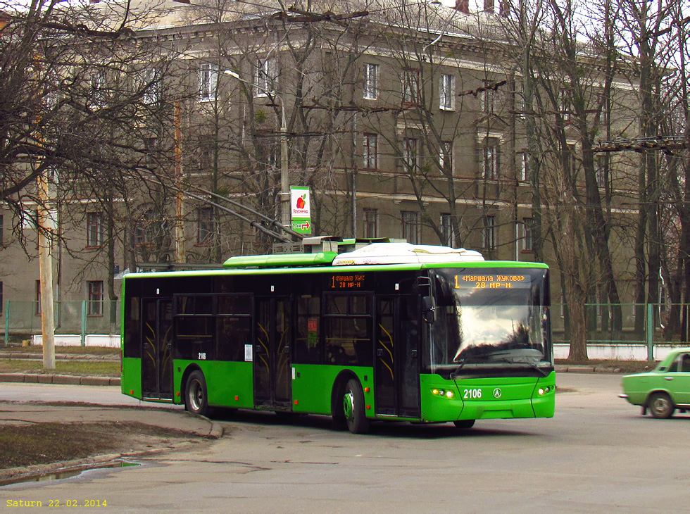 ЛАЗ-Е183А1 #2106 1-го маршрута поворачивает с бульвара Богдана Хмельницкого на улицу Танкопия