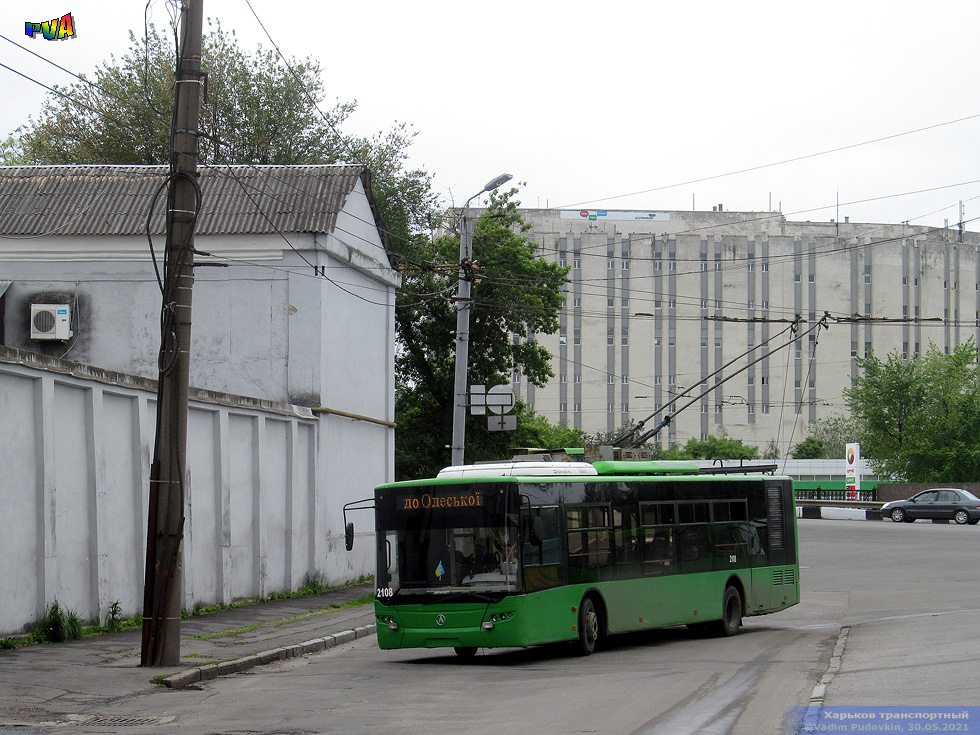 ЛАЗ-Е183А1 #2108 6-го маршрута на улице Кузнечной выезжает с конечной "Улица Университетская"
