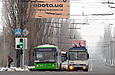 ЛАЗ-Е183А1 #2110 3-го маршрута и Škoda-14Tr #2404 35-го маршрута на проспекте Героев Сталинграда возле проспекта Льва Ландау