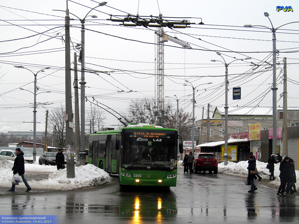 ЛАЗ-Е301D1 #2202 1-го маршрута выезжает с конечной "Станция метро "Дворец спорта" на проспект Петра Григоренко