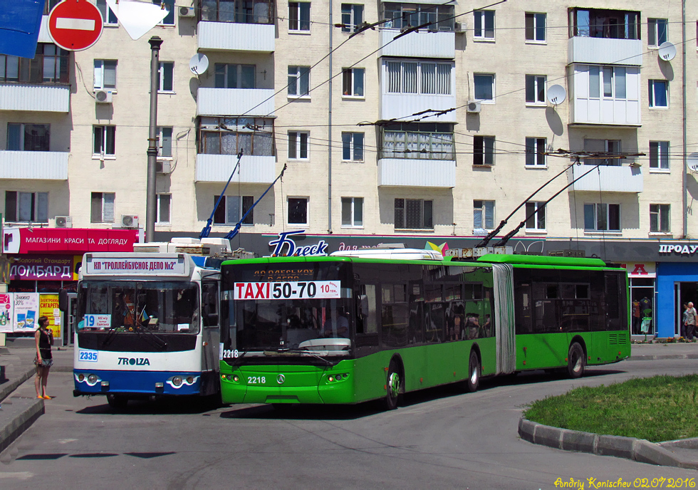 ЛАЗ-Е301D1 #2218 (следует в депо) и ЗиУ-682Г-016.02 19-го маршрута на конечной станции "Улица Одесская"