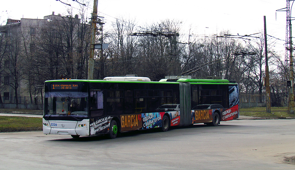 ЛАЗ-Е301D1 #2220 1-го маршрута поворачивает с улицы Танкопия на бульвар Богдана Хмельницкого