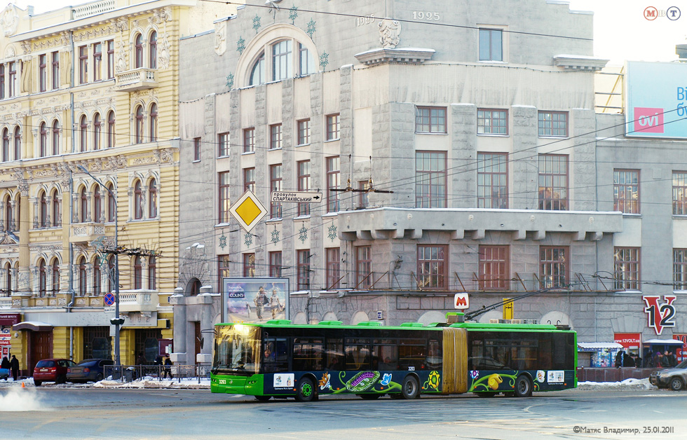 ЛАЗ-Е301D1 #3203 в Спартаковском переулке перед поворотом на площадь Конституции