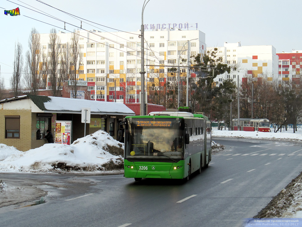 ЛАЗ-Е301D1 #3206 2-го маршрута на проспекте Победы отправляется от одноименной конечной