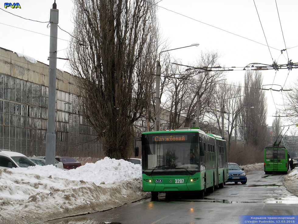 ЛАЗ-Е301D1 #3207 24-го маршрута на улице Свистуна возле въезда в Троллейбусное депо №3