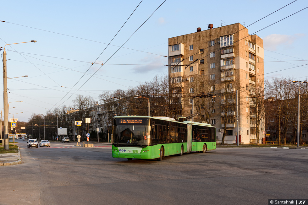 ЛАЗ-Е301D1 #3208 2-го маршрута поворачивает с проспекта Науки на улицу Ахсарова