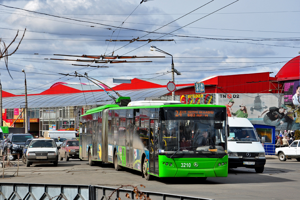 ЛАЗ-Е301D1 #3210 24-го маршрута пересекает улицу Академика Павлова на выезде с рынка "Барабашово"
