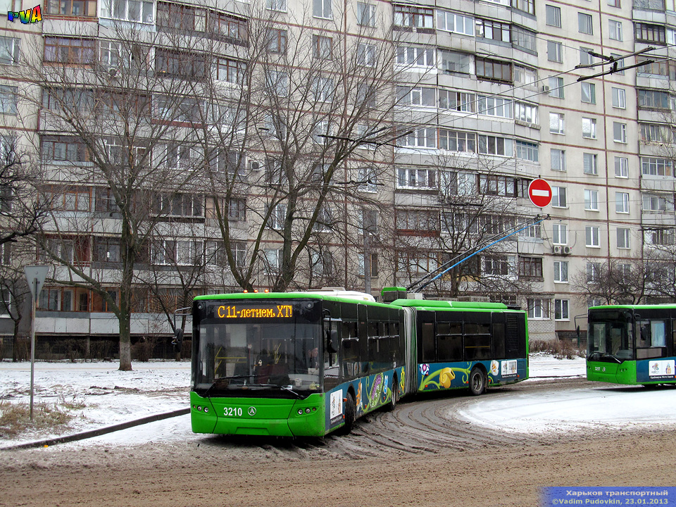 ЛАЗ-Е301D1 #3210 34-го маршрута разворачивается на конечной станции "Улица Героев труда"